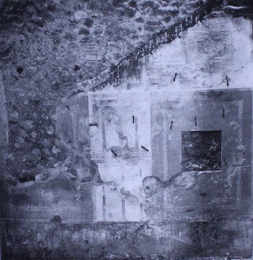 VIII.5.39 Pompeii. 1978. Room 5, west wall with fourth style decoration.
See Carratelli, G. P., 1990-2003. Pompei: Pitture e Mosaici: Vol. VIII. Roma: Istituto della enciclopedia italiana, p. 659.
