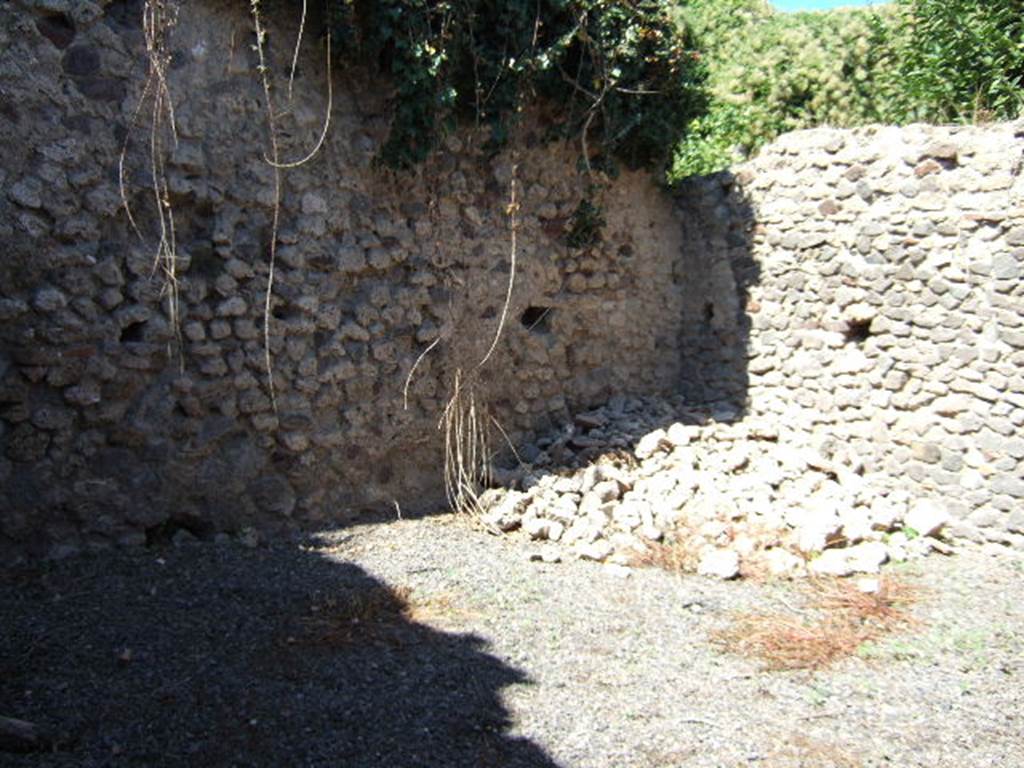 VIII.5.39 Pompeii. September 2005.Room 6, west wall and north-west corner of small garden area.