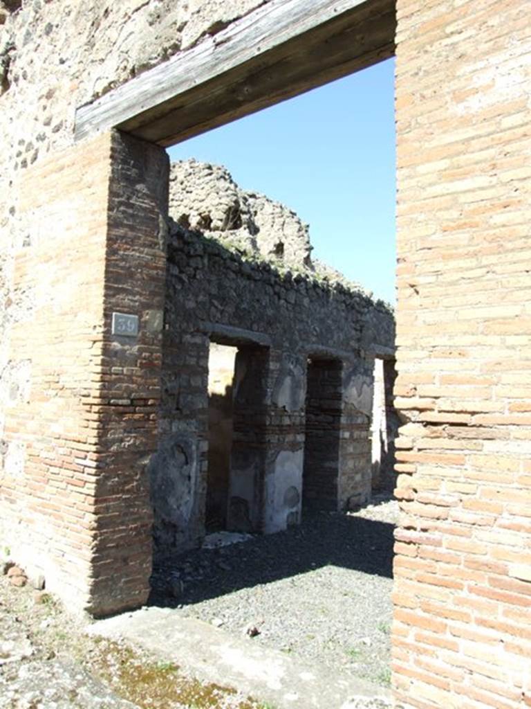 VIII.5.39 Pompeii. March 2009. Entrance. According to Della Corte, four whitened tablets on either side of the entrance had two simultaneous electoral recommendations for the candidates, MM. Licini Romanus and Faustinus, recommended by the married couple, Acceptus and Euhodia, who lived here - Acceptus rog(at);  Euhodia rog(at) [CIL IV 3595].
See Della Corte, M., 1965.  Case ed Abitanti di Pompei. Napoli: Fausto Fiorentino. (p. 257).
According to Epigraphik-Datenbank Clauss/Slaby (See www.manfredclauss.de) this read as
M(arcum)  Licinium 
aed(ilem)  v(iis)  a(edibus)  s(acris)  p(ublicis)  p(rocurandis) 
Acceptus  rog(at)
/ 
Faustinum 
o(ro)  v(os)  f(aciatis)  d(ignum)  r(ei)  p(ublicae) 
Euhodia  rog(at)       [CIL IV 3595]

