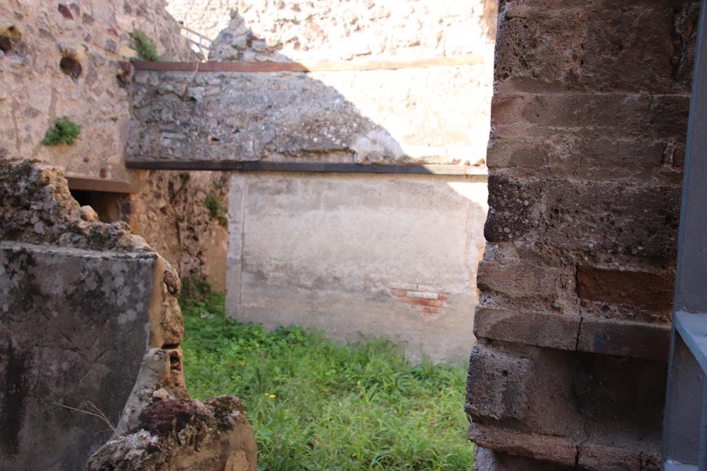 VIII.6.9 Pompeii. October 2022. Looking west from entrance doorway. Photo courtesy of Klaus Heese. 