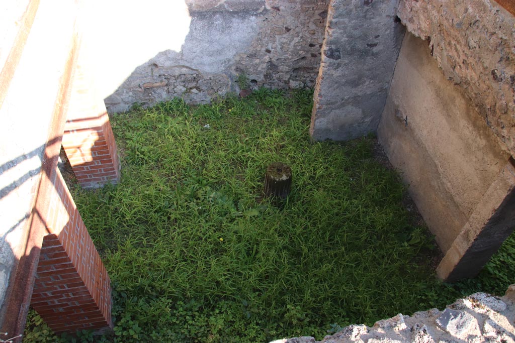 VIII.6.9 Pompeii. October 2022. Room “s”, looking north from above. Photo courtesy of Klaus Heese. 