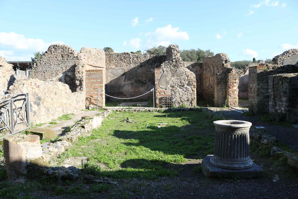 VIII.6.10, Pompeii. December 2018. Looking east from entrance into area of peristyle.  Photo courtesy of Aude Durand.

