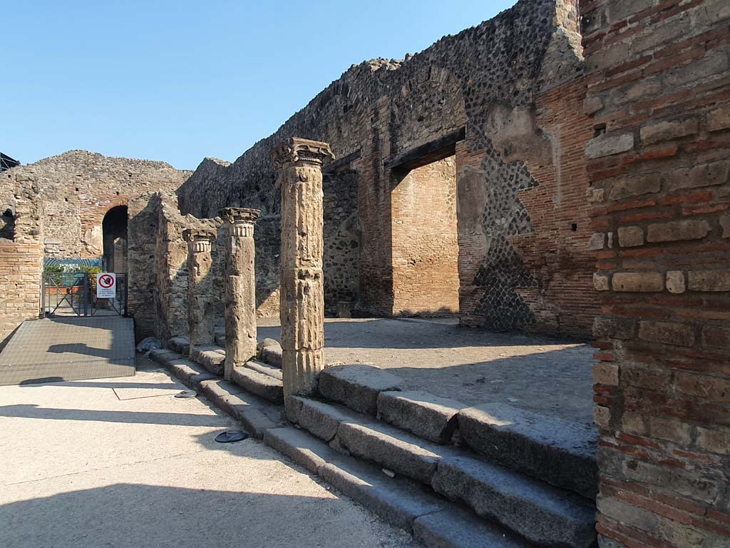 VIII.7.16 Pompeii. July 2021. North-east corner. Three Ionic columns that formed the entrance hall on the side of the colonnade.
Foto Annette Haug, ERC Grant 681269 DÉCOR.
