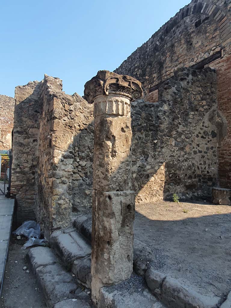 VIII.7.16 Pompeii. July 2021. Steps and column in north-east corner.
Foto Annette Haug, ERC Grant 681269 DÉCOR.
