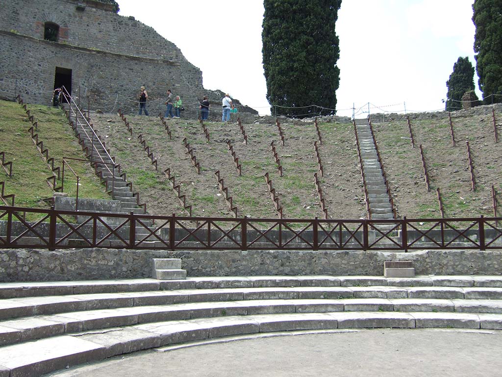 VIII.7.20 Pompeii. May 2006. The middle rows were known as the media cavea.
This contained 20 rows of marble seats arranged like steps. Only a small portion is preserved.
