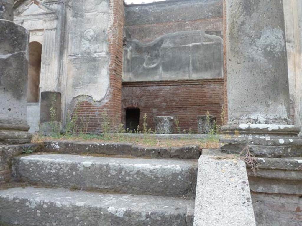VIII.7.28 Pompeii. September 2015. Looking towards south-west side of portico and cella.