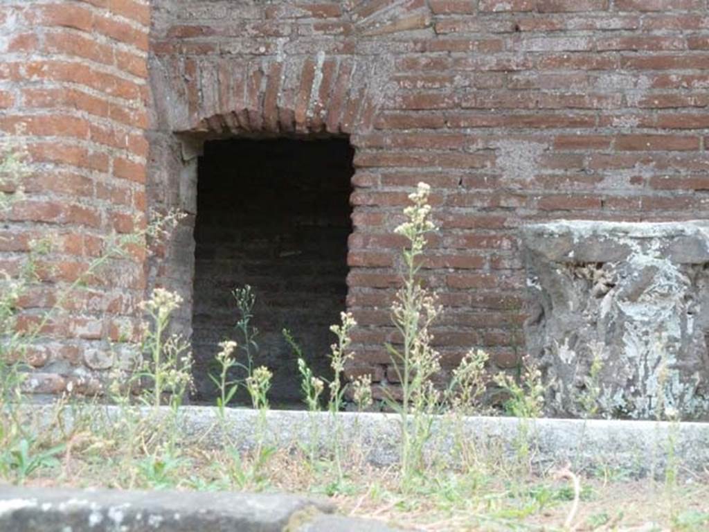 VIII.7.28 Pompeii. September 2015. Cella. Detail of rear wall of masonry, on south-west side.