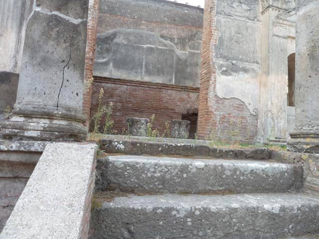VIII.7.28 Pompeii. September 2015. Looking towards north-west side of portico and cella.