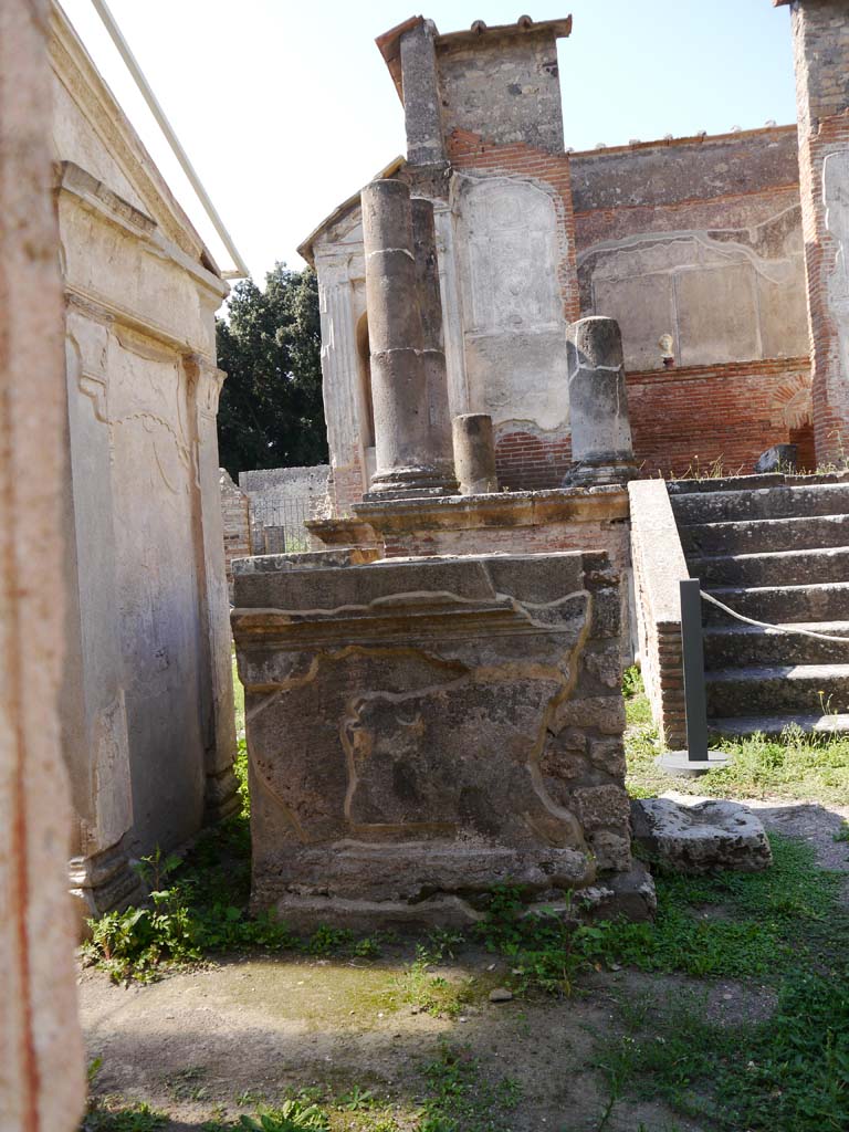 VIII.7.28 Pompeii. September 2018. Looking west towards east side of altar outside Purgatorium.
Foto Anne Kleineberg, ERC Grant 681269 DÉCOR.

