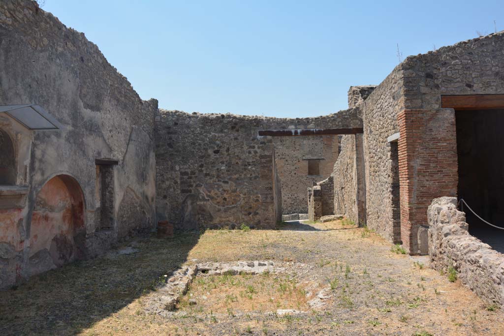 IX.1.7 Pompeii. July 2017. Atrium, looking west across impluvium towards entrance corridor from Via Stabiana.
Foto Annette Haug, ERC Grant 681269 DÉCOR.
