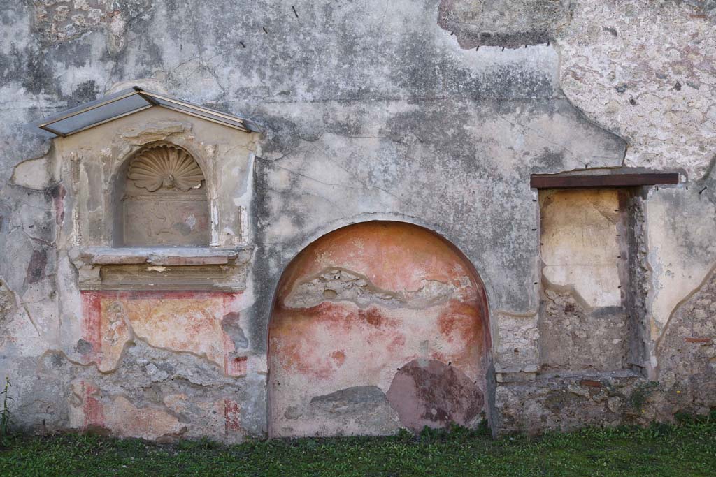 IX.1.7 Pompeii. December 2018. Three niches/recesses on south wall of atrium. Photo courtesy of Aude Durand.