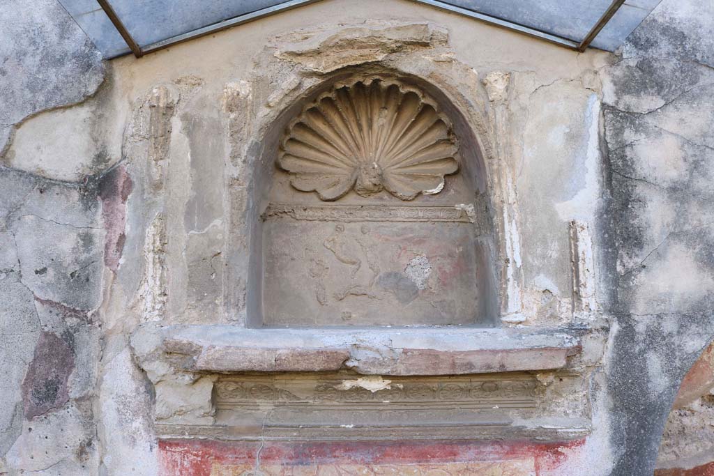 IX.1.7 Pompeii. December 2018. Niche with stucco of a shell and figures. Photo courtesy of Aude Durand.