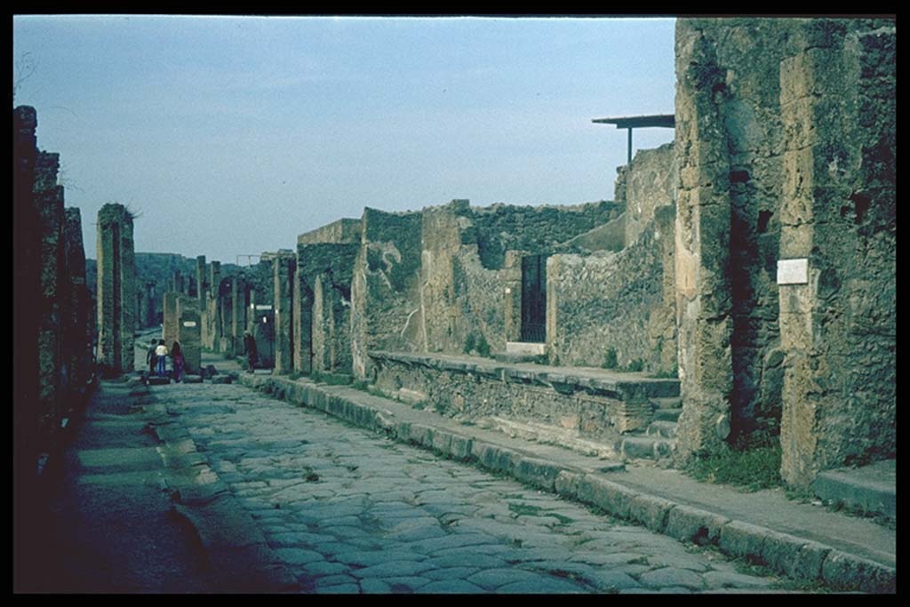 IX.1.20 Pompeii. Entrance and podium on Via dell’Abbondanza, looking west.
Photographed 1970-79 by Günther Einhorn, picture courtesy of his son Ralf Einhorn.
