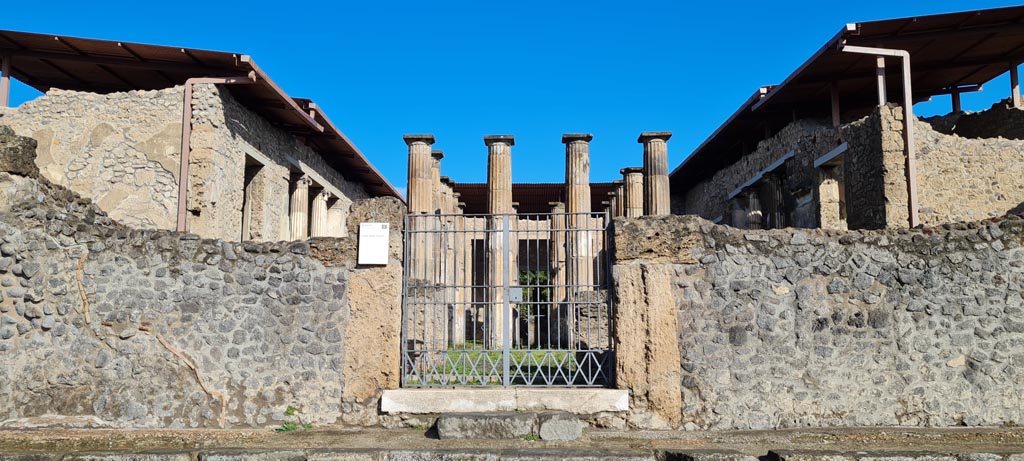 IX.1.20 Pompeii. April 2022. Looking north towards entrance doorway. Photo courtesy of Giuseppe Ciaramella.