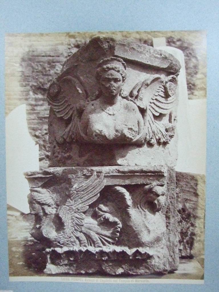IX.1.20 Pompeii. House capitals being stored in Temple of Mercury.
Old undated photograph courtesy of the Society of Antiquaries, Fox Collection.
The upper capital was found in the House of the Faun.
The lower capital is from the entrance here at IX.1.20.

