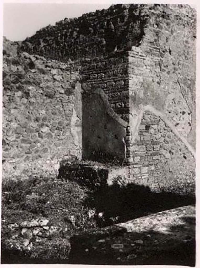 IX.1.32 Pompeii. Pre-1943. East wall of atrium with base of steps to upper floor. Photo by Tatiana Warscher.
See Warscher, T. Codex Topographicus Pompeianus, IX.1. (1943), Swedish Institute, Rome. (no.167), p. 284.
