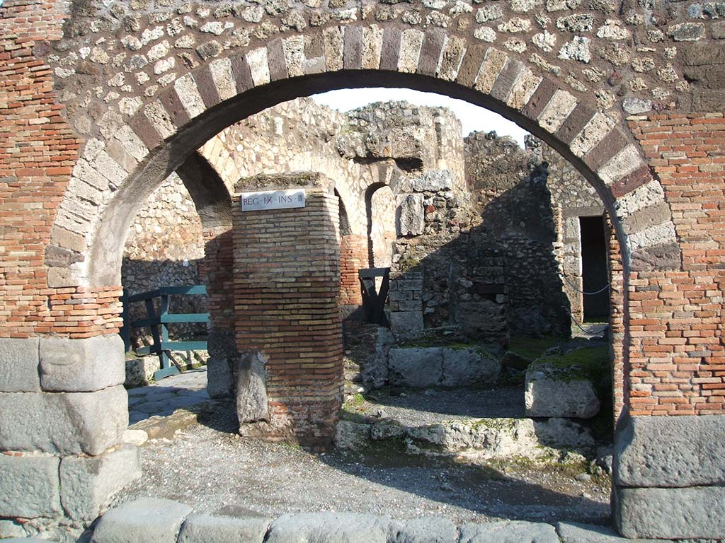 IX.2.1 Pompeii. December 2004. Arches containing street altar.