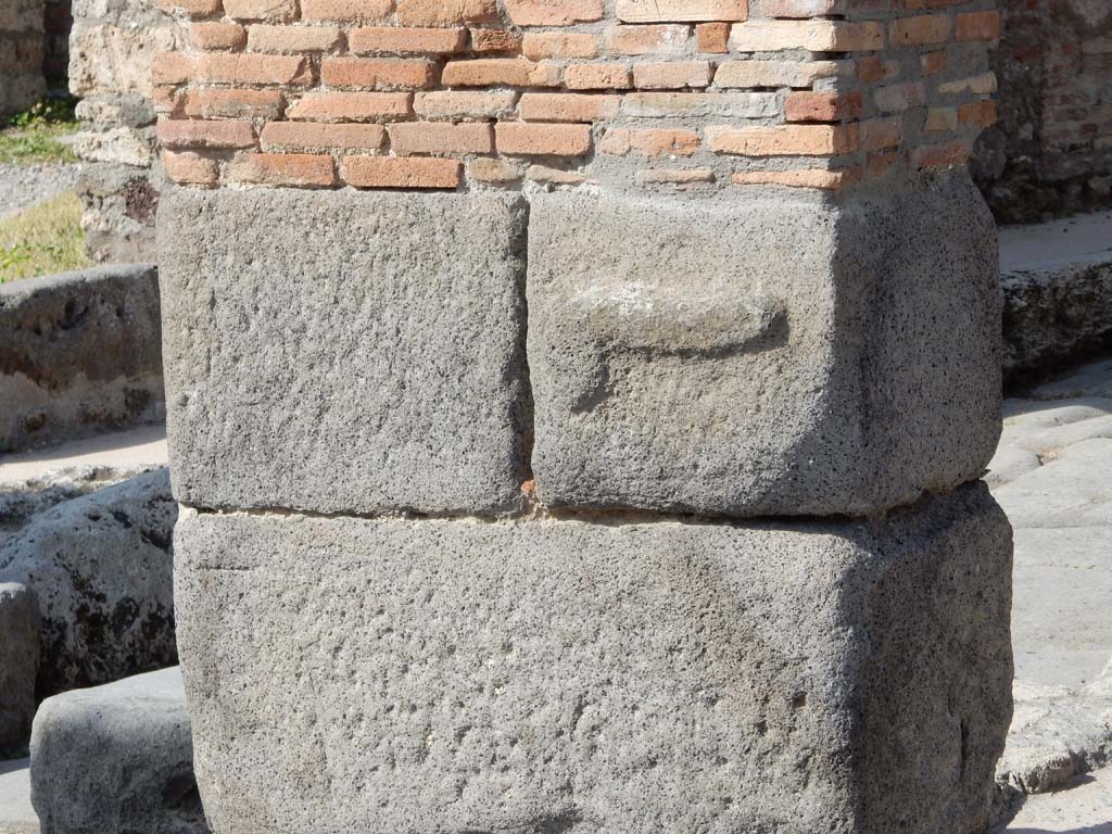 IX.2.1 Pompeii. June 2019. Phallus carved out of lava stone, on arcade pillar.
Photo courtesy of Buzz Ferebee.
