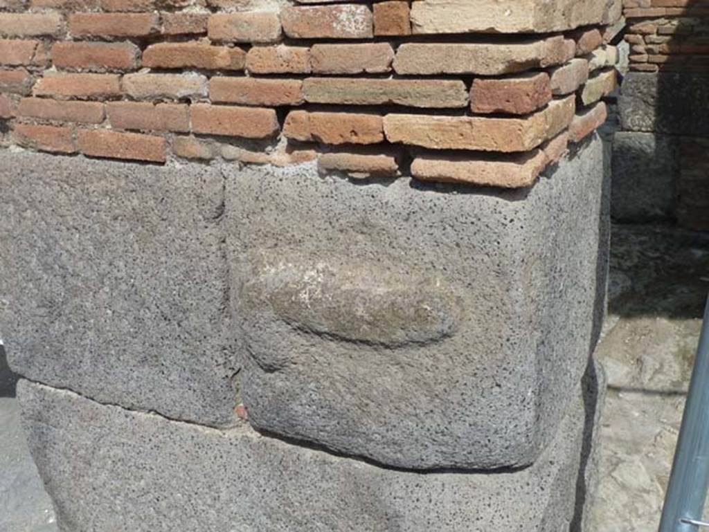 IX.2.1 Pompeii. September 2015. Phallus carved out of lavastone, on arcade pillar.