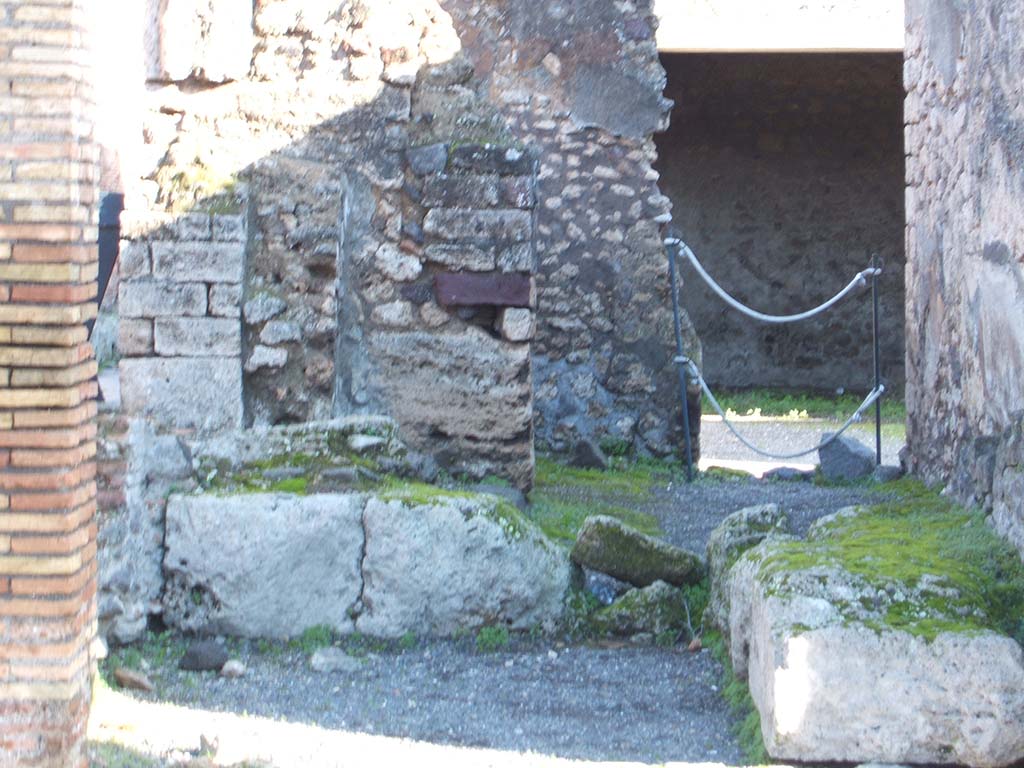 IX.2.1 Pompeii. December 2004. Masonry bench. (The area at the rear of the bench is the area of the kitchen and latrine of IX.2.28).