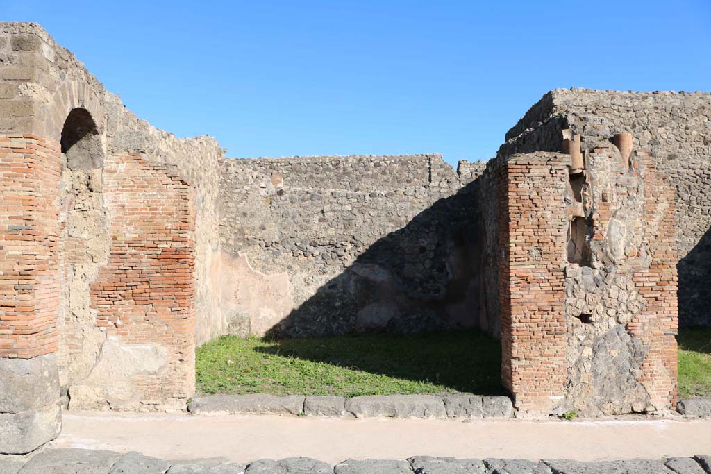 IX.2.2 Pompeii. December 2018. Looking east to entrance doorway. Photo courtesy of Aude Durand.