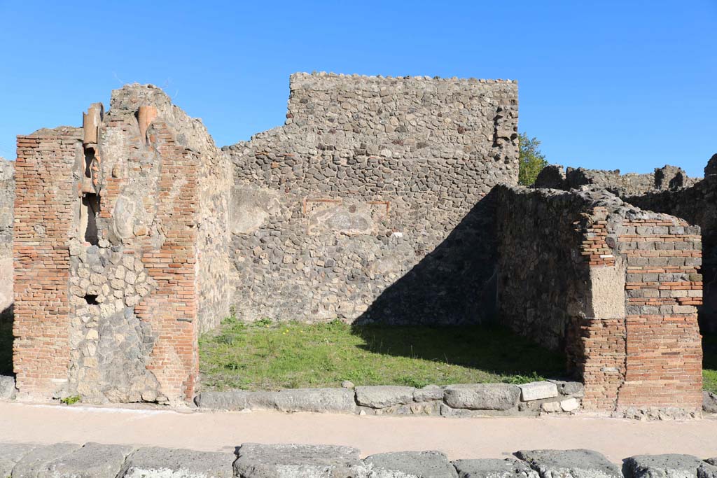 IX.2.3 Pompeii. December 2018. Looking east to entrance doorway. Photo courtesy of Aude Durand.