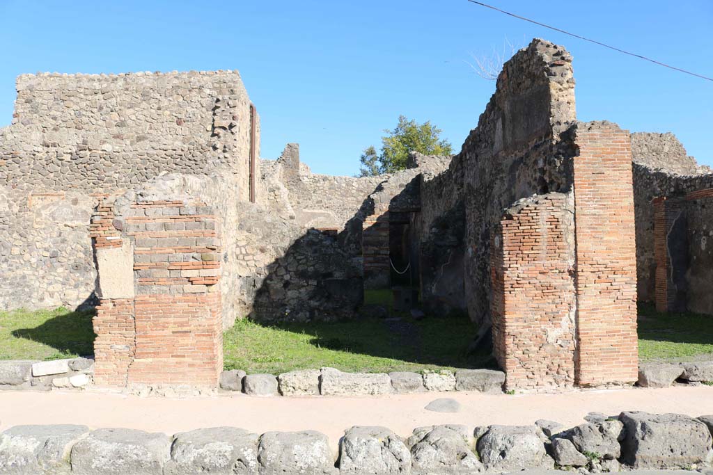 IX.2.4 Pompeii. December 2018. Entrance doorway on east side of Via Stabiana. Photo courtesy of Aude Durand.