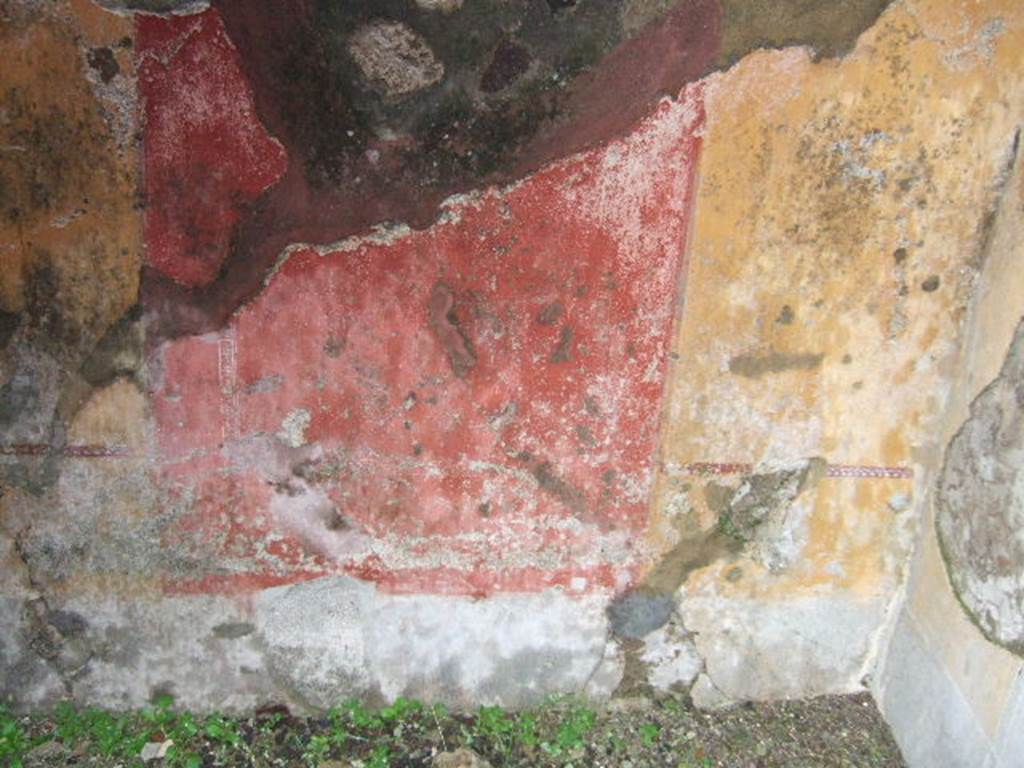 IX.2.5 Pompeii.  December 2005.   Cubiculum in south east corner of garden.  East wall.