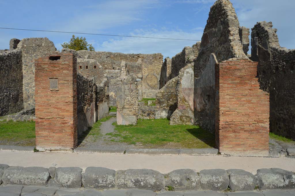 IX.2.7 Pompeii. March 2018. Looking east to entrance doorway. 
Foto Taylor Lauritsen, ERC Grant 681269 DÉCOR.
