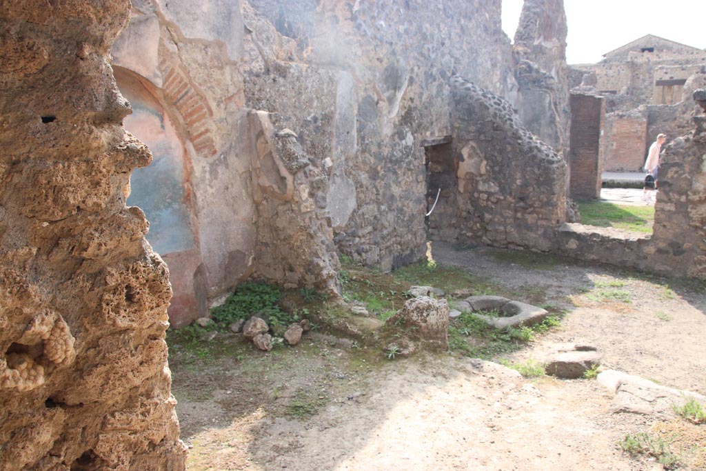 IX.2.7 Pompeii. October 2023. Looking south-west to garden area (h), from doorway of triclinium (k). Photo courtesy of Klaus Heese.