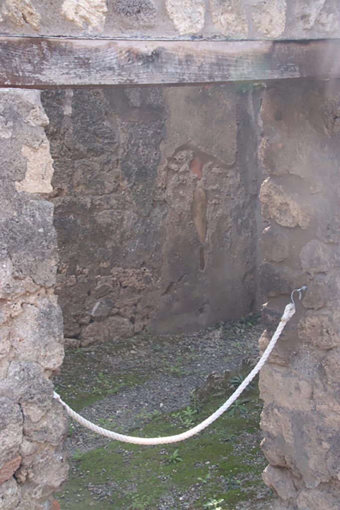 IX.2.7 Pompeii. October 2023. 
Doorway in south wall of room (c ) into room (e ). Photo courtesy of Klaus Heese.
