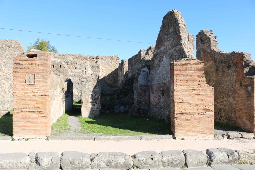 IX.2.7 Pompeii, on left, and IX.2.8, on right. December 2018. Looking east to entrance doorways. Photo courtesy of Aude Durand.