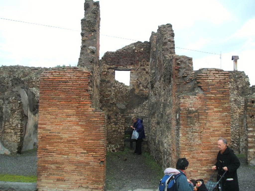 IX.2.8 Pompeii. December 2004.  Looking east from entrance.