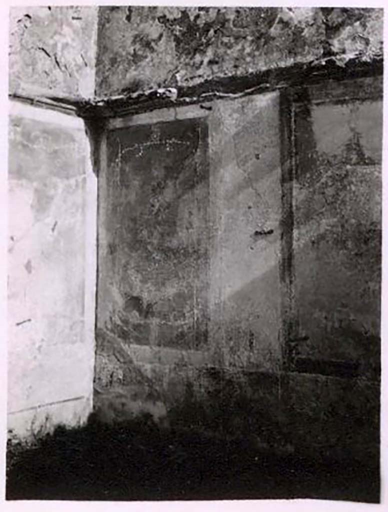 IX.2.10 Pompeii. December 2007. Remains of painted wall panels, and stucco cornice in cubiculum on south side of peristyle.
