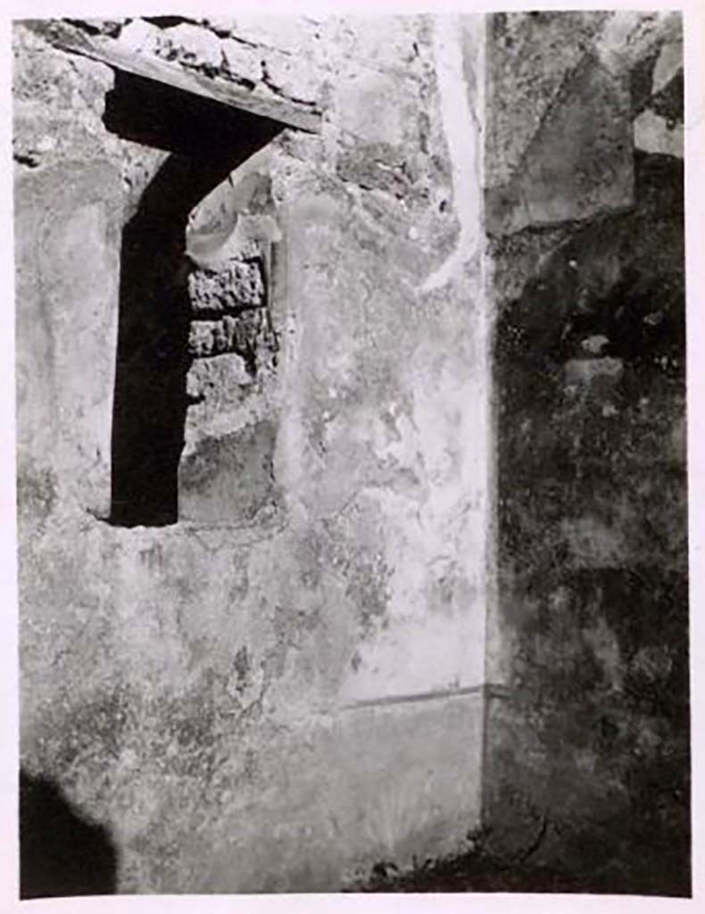 IX.2.12 Pompeii. Pre-1943. Photo by Tatiana Warscher.
Warscher described this photo as “The internal window which gave light to laboratory “h”.
Fiorelli described the room “h” as a courtyard, so presumably this is a photo from the small room (latrine?), room “i”.
See Warscher, T. Codex Topographicus Pompeianus, IX.2. (1943), Swedish Institute, Rome. (no.42.), p. 101.
