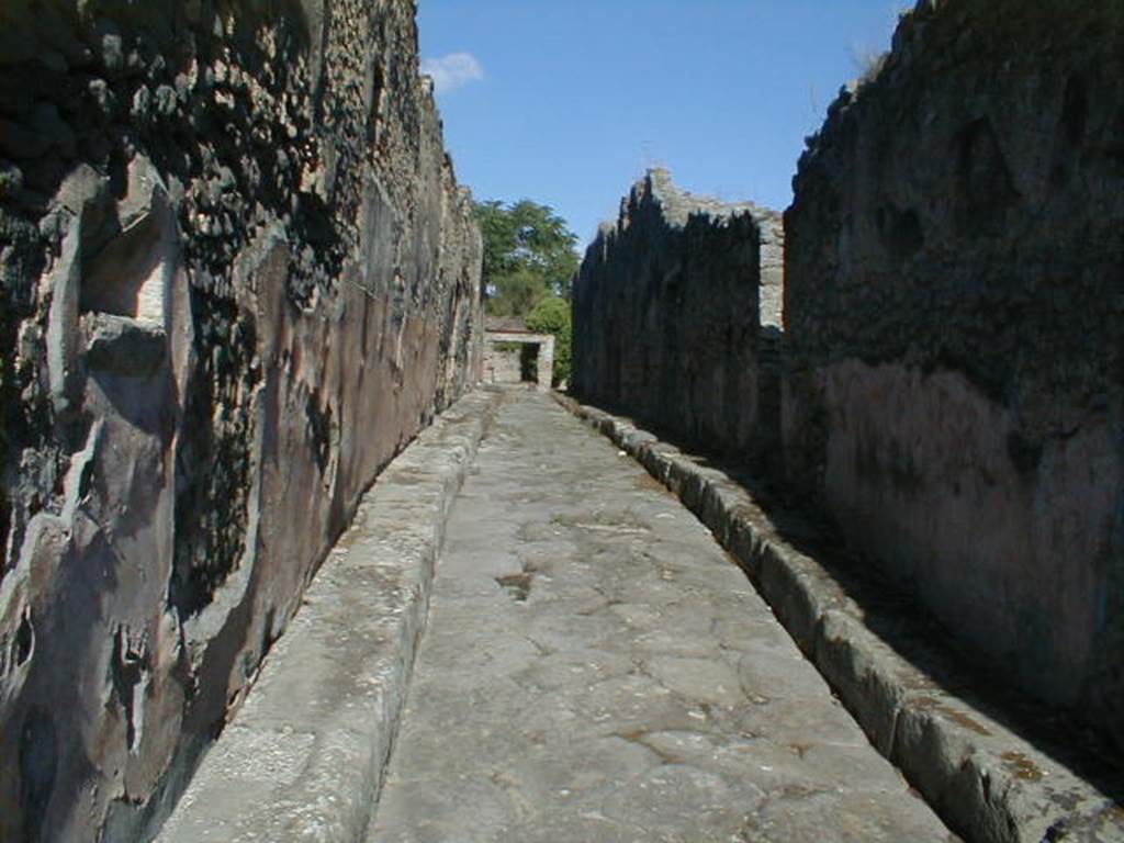 Street altar on south-west side of IX.2.12 on Vicolo di Balbo, on left. Looking east from Via Stabiana.
