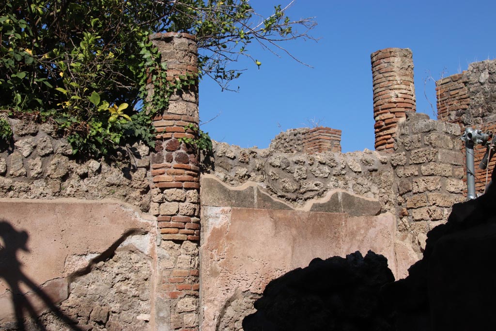 IX.2.15 Pompeii. October 2022. Columns in garden area, taken from entrance doorway. Photo courtesy of Klaus Heese