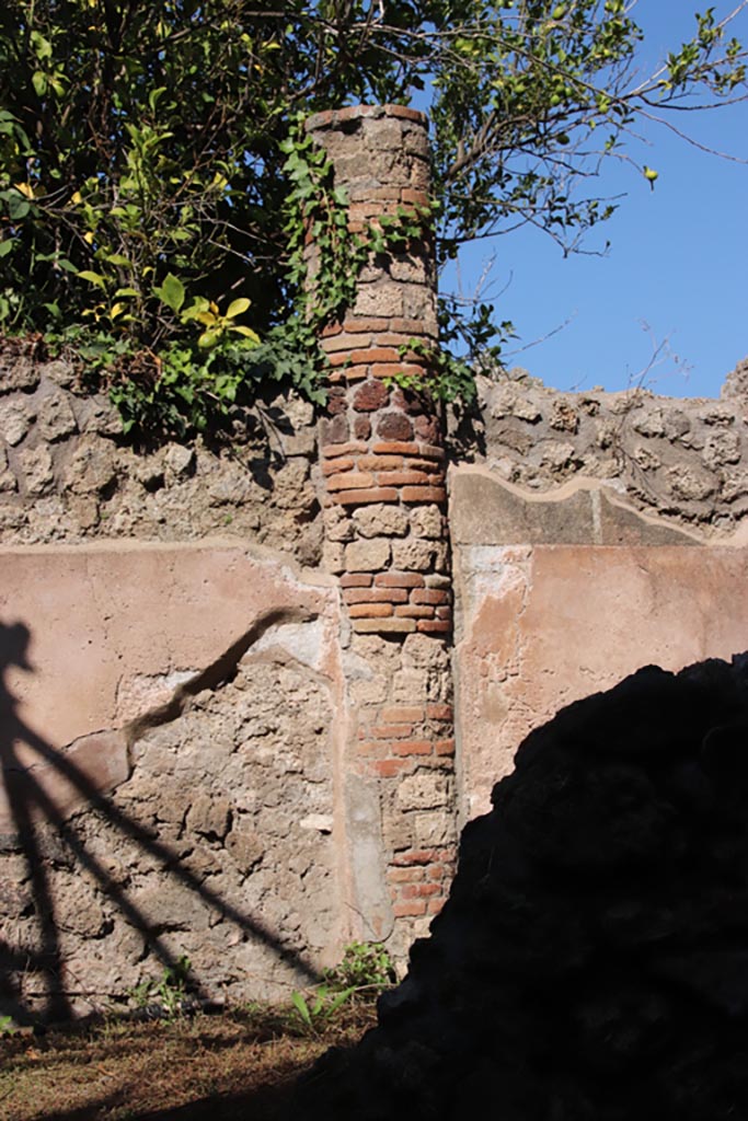 IX.2.15 Pompeii. October 2022. 
Detail of column in garden area, taken from entrance doorway. Photo courtesy of Klaus Heese
