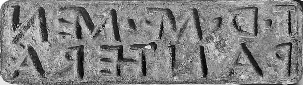 IX.2.16 Pompeii. 4th March 1869. seal attributed to Tito Decio (?) Panthera, found in the atrium.
According to Epigraphik-Datenbank Clauss/Slaby (See www.manfredclauss.de) this reads
T(iti) D() M(arci) f(ilii) Men(enia)
Pantherae      [CIL X 8058, 29]
Now in Naples Archaeological Museum. Inventory number 4738.
