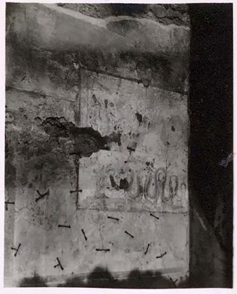 IX.2.16 Pompeii. Pre-1943. Lararium painting on north wall of triclinium at east end of wall. Photo by Tatiana Warscher.
See Warscher, T. Codex Topographicus Pompeianus, IX.2. (1943), Swedish Institute, Rome. (no.71.), p. 156.
