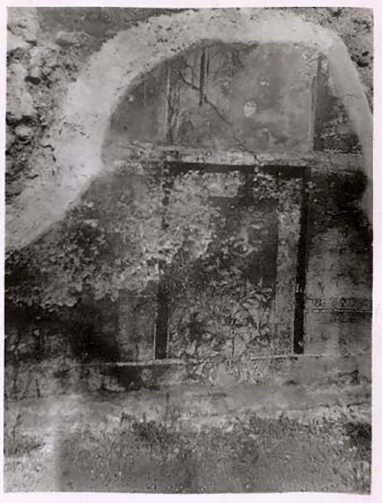 IX.2.16 Pompeii. Pre-1943. North wall. Photo by Tatiana Warscher.
According to Warscher – this was a photo of some remains of the painted decoration, near to and under, the window looking into the nearby house.
See Warscher, T. Codex Topographicus Pompeianus, IX.2. (1943), Swedish Institute, Rome. (no.76.), p. 160.
