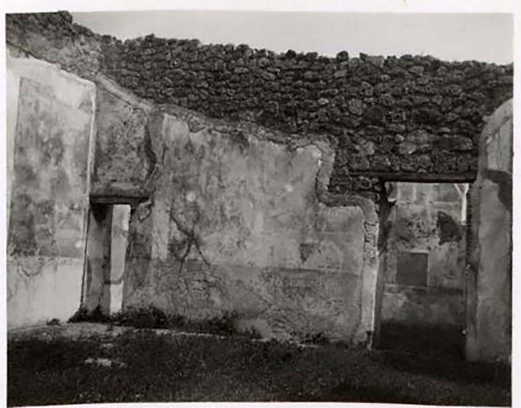 IX.2.16 Pompeii. Pre-1943. Looking towards east wall of atrium with two doorways into exedra. Photo by Tatiana Warscher.
See Warscher, T. Codex Topographicus Pompeianus, IX.2. (1943), Swedish Institute, Rome. (no.52.), p. 120.
