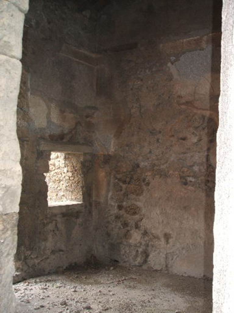 IX.2.17  Pompeii. May 2005. Room 2, cubiculum. Looking north-west through doorway from entrance corridor/fauces.
