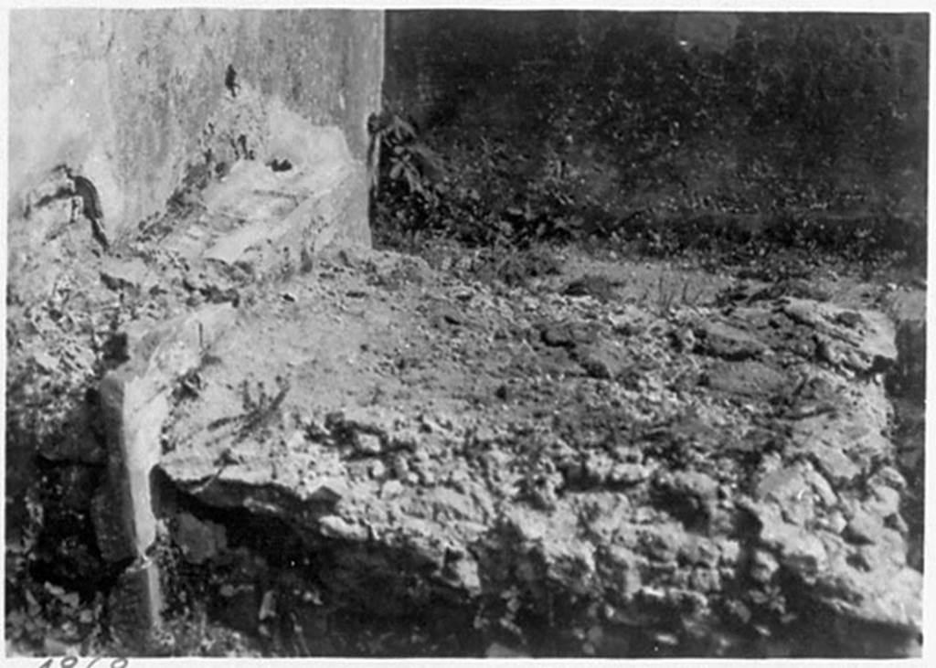 IX.2.17 Pompeii. 1932. Room 1, hearth/masonry bench, in atrium.  
DAIR 32.1110. Photo © Deutsches Archäologisches Institut, Abteilung Rom, Arkiv.
See http://arachne.uni-koeln.de/item/marbilderbestand/936463
