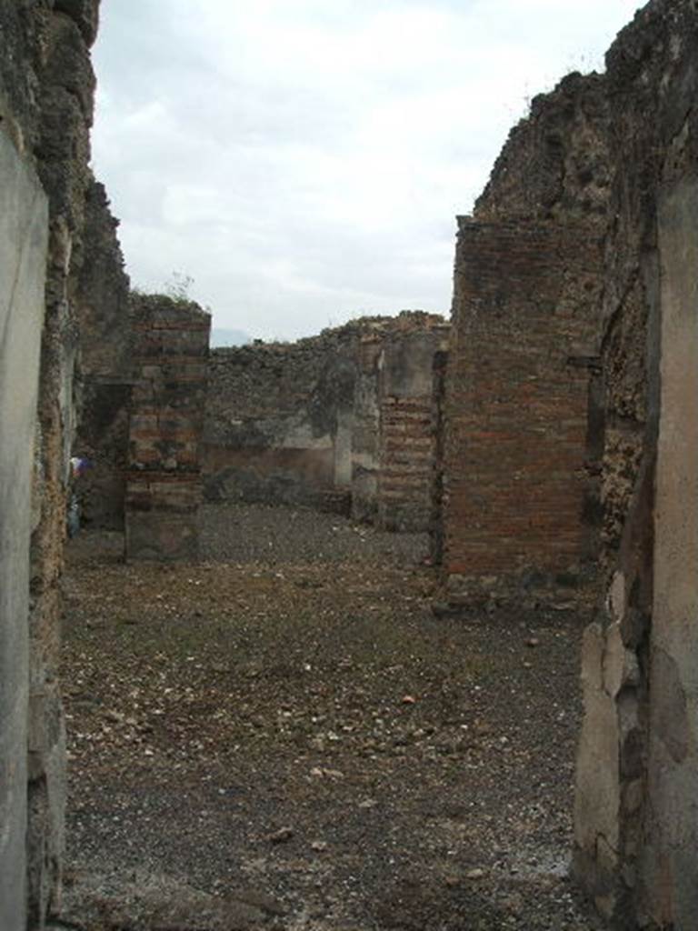 IX.2.21 Pompeii. May 2005. Looking south across atrium from entrance fauces.