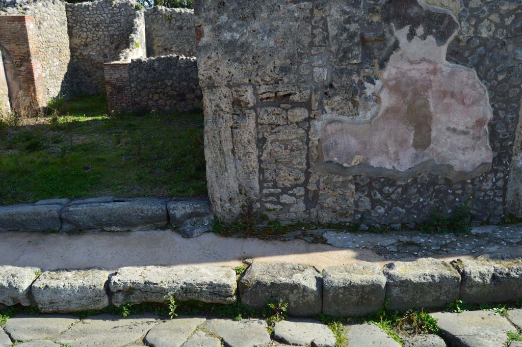 IX.2.25 Pompeii. March 2019. Looking south towards west side of entrance doorway, the painted front façade is from IX.2.26.
Foto Taylor Lauritsen, ERC Grant 681269 DÉCOR.

