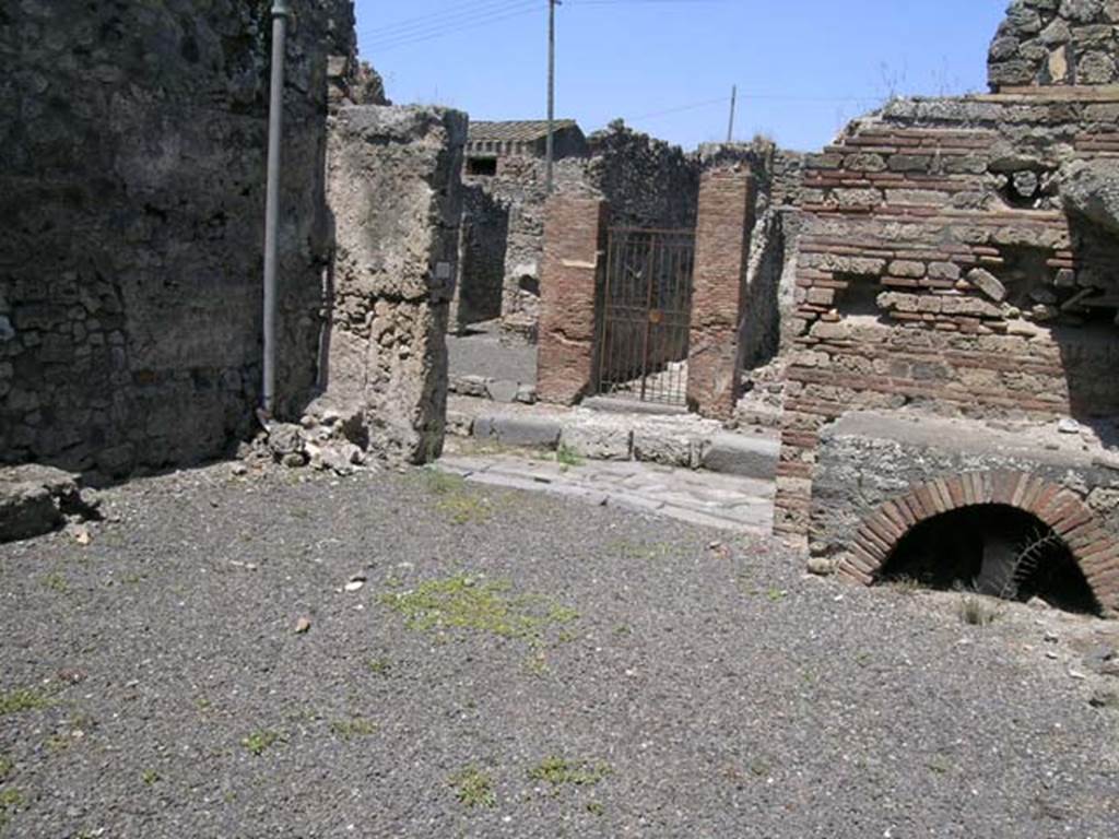 IX.2.25 Pompeii. June 2005. Looking north-west towards entrance doorway. Photo courtesy of Nicolas Monteix.