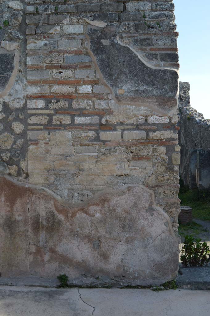 IX.2.27 Pompeii. March 2019. Looking south towards pilaster on east side of doorway.
Foto Taylor Lauritsen, ERC Grant 681269 DÉCOR.
