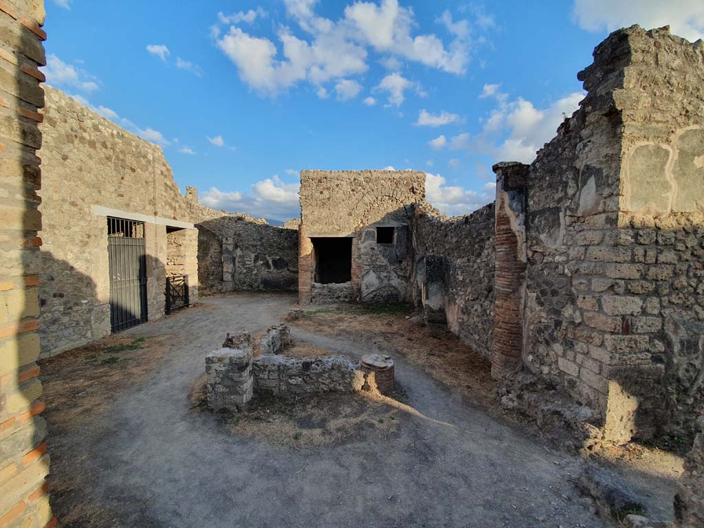 IX.2.27 Pompeii. September 2019. Looking south through entrance doorway.
Foto Annette Haug, ERC Grant 681269 DÉCOR.
