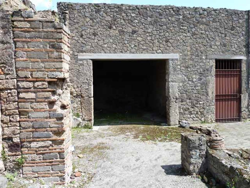 IX.2.27 Pompeii. May 2010. Doorways on east side.